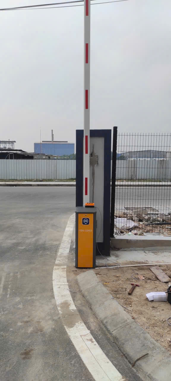 Thanh chắn barie tự động màu vàng trắng đỏ lắp tại cổng ra vào công trường xây dựng